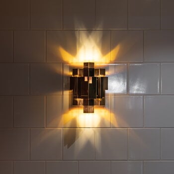 Örsjö Skyline wall lamp, hardwired, brass, decoration image