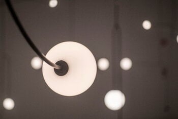 Michael Anastassiades Mobile Chandelier 13 riippuvalaisin, musta patinoitu messinki, sisustuskuva