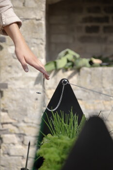 Eva Solo Simply Grow minikasvihuone jalustalla, 80 x 33 cm, musta, sisustuskuva
