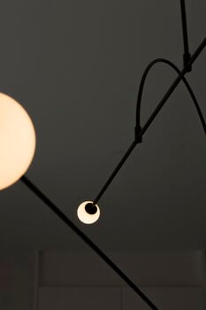 Michael Anastassiades Mobile Chandelier 13 riippuvalaisin, musta patinoitu messinki, sisustuskuva