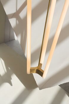 Michael Anastassiades Tube Chandelier riippuvalaisin, satiini messinki, sisustuskuva