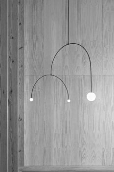 Michael Anastassiades Mobile Chandelier 9 riippuvalaisin, musta patinoitu messinki, sisustuskuva