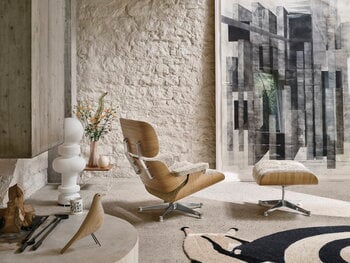 Vitra Eames Lounge Chair & Ottoman, new size, chestnut - Nubia cream/sand, decoration image
