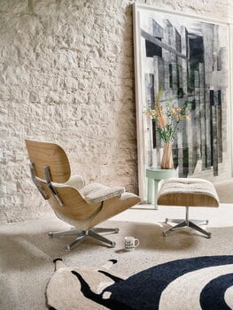 Vitra Eames Lounge Chair & Ottoman, new size, chestnut - Nubia cream/sand, decoration image