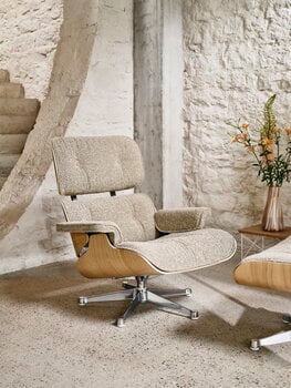 Vitra Eames Lounge Chair & Ottoman, new size, chestnut - Nubia cream/sand, decoration image