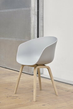HAY Sedia About a Chair AAC22, grigio cemento 2.0 - rovere saponato