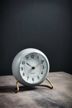 Arne Jacobsen Horloge de table avec alarme AJ Station, gris