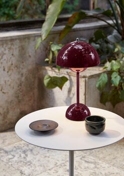 &Tradition Flowerpot VP9 bärbar bordslampa, mörklila