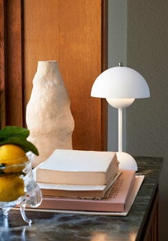 &Tradition Flowerpot VP9 portable table lamp, matt white