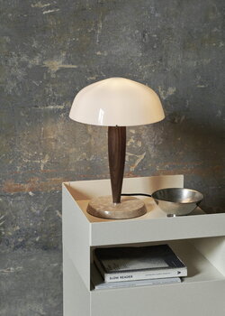 &Tradition Herman SHY3 bordslampa, opalglas - valnöt - marmor