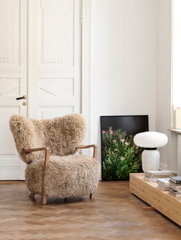 &Tradition Wulff ATD2 lounge chair and ATD3 pouf, Honey sheepskin 50 mm - oak