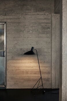 &Tradition Tripod HM8 floor lamp, matt black, decoration image