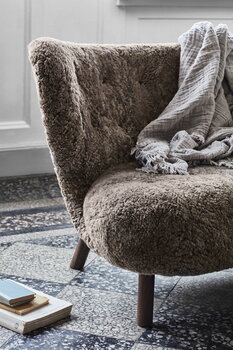 &Tradition Little Petra lounge chair, Sahara sheepskin - walnut