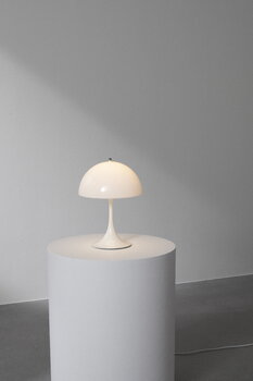 Louis Poulsen Lampe de table Panthella 250 Portable, acrylique blanc opale