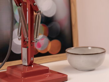 Anglepoise Original 1227 desk lamp, coral red, decoration image