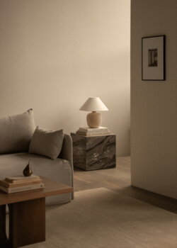 Audo Copenhagen Plinth pöytä, kuutio, Grey Galaxy marmori, sisustuskuva
