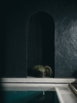 Serax Vaso 03 matala kukkaruukku, antrasiitti, sisustuskuva