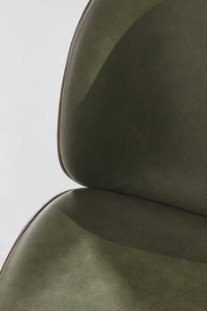 GUBI Sedia Beetle, ottone antico - noce - pelle verde militare Soft