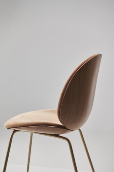 GUBI Beetle chair, antique brass - walnut - Belsuede Sp. 132