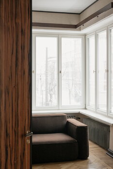 Massproductions Divano Patch 2,5 posti, pelle Ecriture 380 di Sahco, immagine decorativa