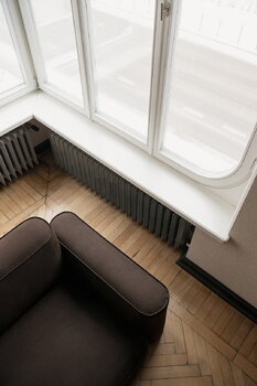 Massproductions Divano Patch 2,5 posti, pelle Ecriture 380 di Sahco, immagine decorativa