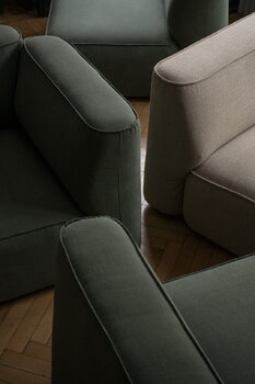 Massproductions Divano Patch 2,5 posti, Romo Linara 100 tarragon, immagine decorativa