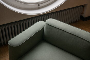 Massproductions Divano Patch 2,5 posti, Romo Linara 100 tarragon, immagine decorativa