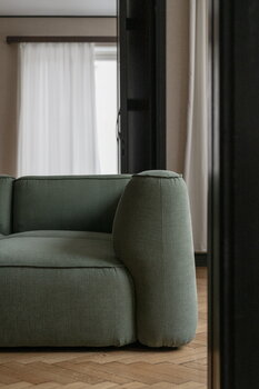 Massproductions Divano Patch 2,5 posti, Romo Linara 100 tarragon, immagine decorativa