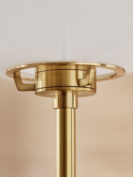 Fritz Hansen Clam golvlampa, opal - mässing, dekorationsbild