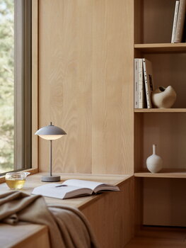 Fritz Hansen Clam Portable ladattava pöytävalaisin, nine grey, sisustuskuva