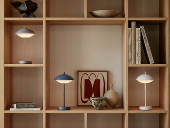 Fritz Hansen Clam Portable ladattava pöytävalaisin, dusk blue, sisustuskuva
