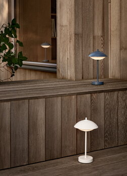 Fritz Hansen Clam Portable ladattava pöytävalaisin, dusk blue, sisustuskuva