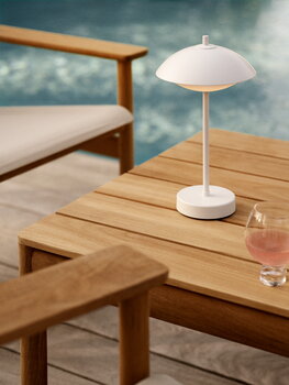 Fritz Hansen Lampada da tavolo portatile Clam, bianco, immagine decorativa