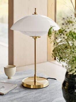 Fritz Hansen Clam table lamp, opal - brass, decoration image