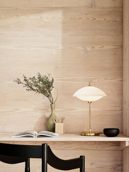 Fritz Hansen Lampada da tavolo Clam, opale - ottone, immagine decorativa