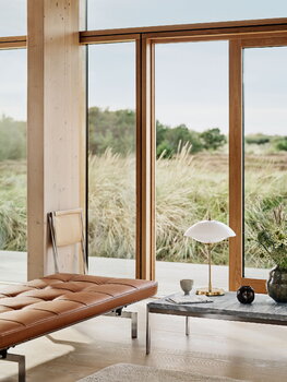 Fritz Hansen Lampada da tavolo Clam, opale - ottone, immagine decorativa