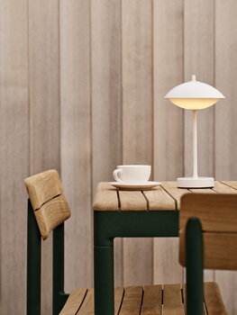 Fritz Hansen Lampada da tavolo portatile Clam, bianco, immagine decorativa