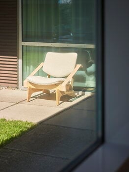 Fasetti Jumbo lounge chair, oiled pine - Makalu natural white, decoration image