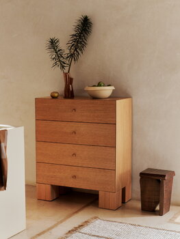 Ferm Living Kuben lipasto 1x4, lakattu luonnonvärinen tammiviilu, sisustuskuva