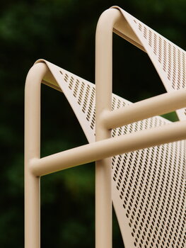 Ferm Living Dapple nojatuoli käsinojilla, cashmere, sisustuskuva
