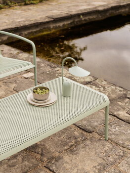Ferm Living Lampada portatile Arum, verde tè, immagine decorativa
