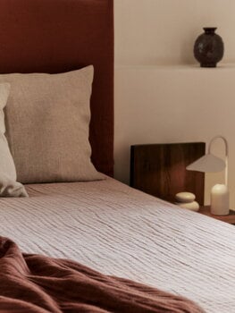Ferm Living Fino päiväpeitto, 250 x 240 cm, terracotta - off-white, sisustuskuva