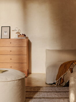Ferm Living Kuben lipasto 1x4, lakattu luonnonvärinen tammiviilu, sisustuskuva