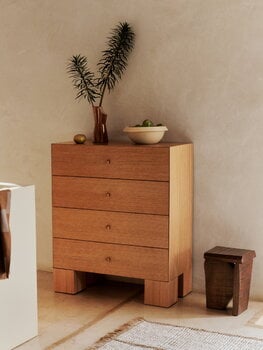 Ferm Living Kuben lipasto 1x4, lakattu luonnonvärinen tammiviilu, sisustuskuva