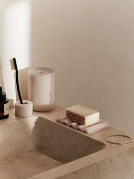 Ferm Living Mist saippua-alusta, helmenvalkoinen, sisustuskuva