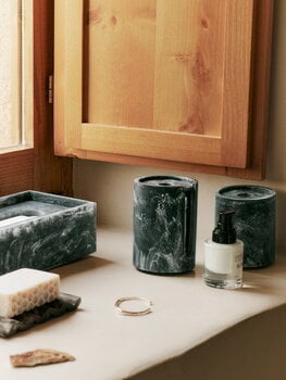 Ferm Living Mist nenäliinarasia, hiilenharmaa, sisustuskuva