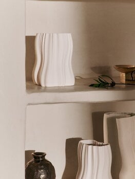 Ferm Living Moiré maljakko, pieni, luonnonvalkoinen, sisustuskuva