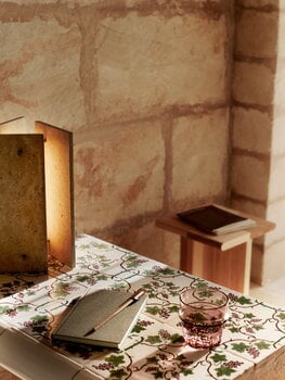 Ferm Living Oeste pöytävalaisin, hiekka, sisustuskuva