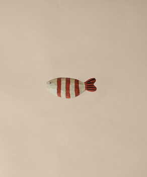 Ferm Living Harbour seinäkoukku, Fish Stripe, baked clay - light celedon, sisustuskuva
