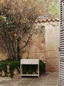 Ferm Living Stone Plant Box con ripiano, sabbia, immagine decorativa